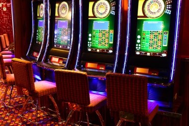 sora89 slot dashboard showing digital bingo cards and active live match scores side-by-side